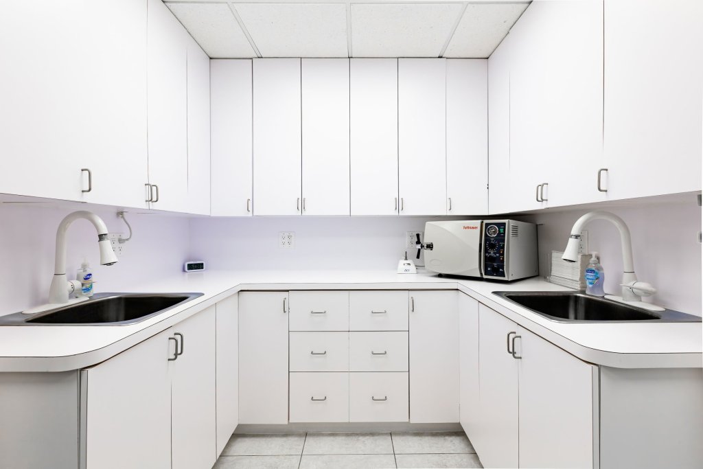 A clean and well-equipped treatment room at Plantation Dental and Anesthesia Associates dental office